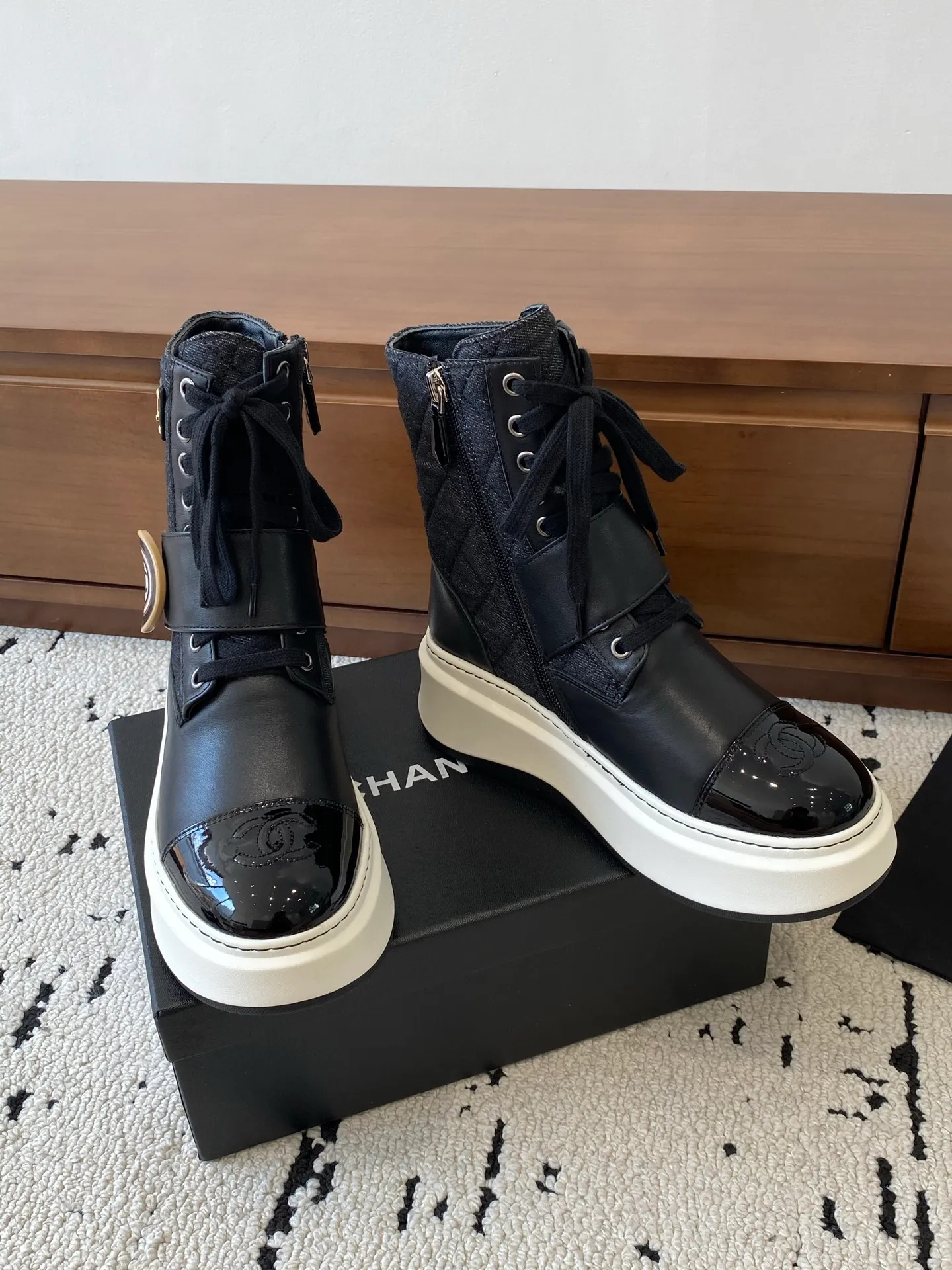 👟👟Ex-factory price 760👟👟 CHANEL 2025s autumn and winter series thick-soled short boots, made of imported cowhide, with an additional height of 5cm to show leg length. The boots follow Chanel's classic rhombus pattern, and add this year's popular sun buckle. Xiao Meimei likes it especially. This is Chanel's hot style for autumn and winter this year. With the traditional inner zipper, it is easy to put on the feet and super comfortable. It is a must-have for this autumn and winter. Upper material: imported cowhide with rhombus microfiber, washed denim ❤︎ Consistently authentic ❤︎ Outsole: original Italian TPU foam outsole Number of yards: 35-40 (Customized size 40 is non-refundable and non-exchangeable) Buy now 👉 Buy now 👉 Buy now 👉 Buy now 👉